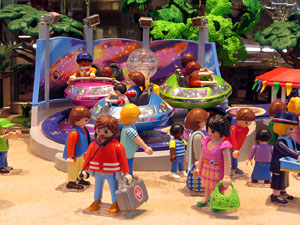 Aparadors decorats amb diorames i figures de Playmobil