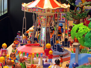 Aparadors decorats amb diorames i figures de Playmobil