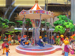 Aparadors decorats amb diorames i figures de Playmobil