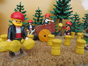 Aparadors decorats amb diorames i figures de Playmobil