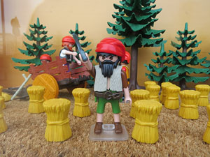Aparadors decorats amb diorames i figures de Playmobil