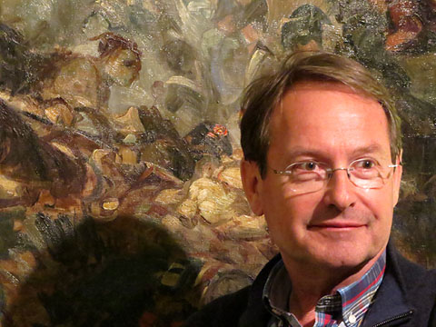 Gerard Bussot, autor de la novel&middot;la, davant la pintura preparat&ograve;ria El gran dia de Girona, de Ramon Mart&iacute; i Alsina