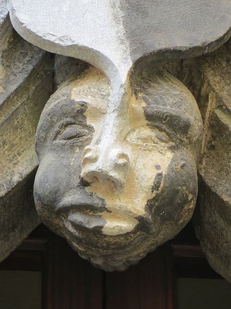 Detall de finestral g&ograve;tic a la l'antiga placeta del Mercadal