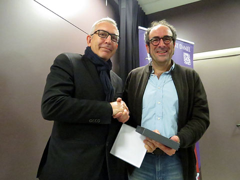 Jaume Fonalleras Codony, president de l'associaci&oacute; Manaies de Sant Daniel obsequia amb un record Salvador Garcia-Arb&oacute;s