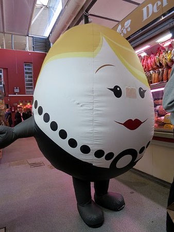 La Clara, mascota de la campanya, al Mercat del Lle&oacute;