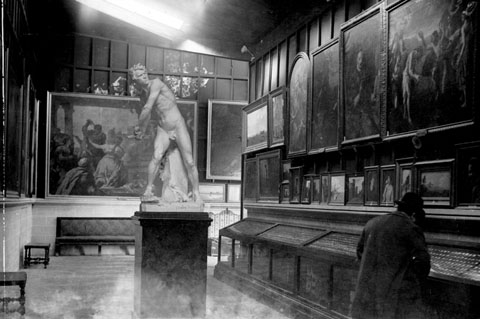Interior d'una sala d'exposicions del Museu Arqueol&ograve;gic instal&midot;lat al monestir de Sant Pere de Galligants. Al centre, una escultura de Miquel Blay. 1896