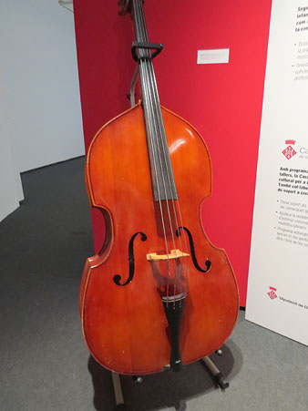 Contrabaix mig constru&iuml;t a Budapest (Hongria) el 1991 pel lutier Anton Kolomaz. Instrument d'estudi per a l'alumnat de primer a sis&egrave; de grau professional del Conservatori de M&uacute;sica Isaac Alb&eacute;niz de la Diputaci&oacute; de Girona