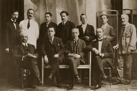 Retrat d'un grup de treballadors de la Diputaci&oacute; de Girona. En segon terme, el segon per l'esquerra, Carles Rahola. 1915