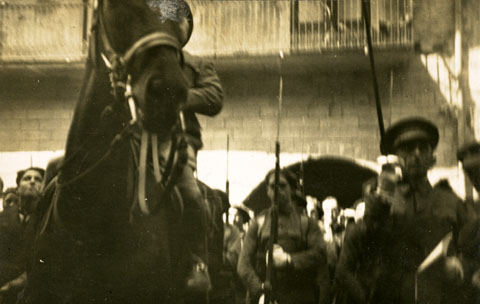 Un moment de la proclamaci&oacute; de la II Rep&uacute;blica Espanyola a la pla&ccedil;a del Vi de Girona. Militars durant l'acte. 1931