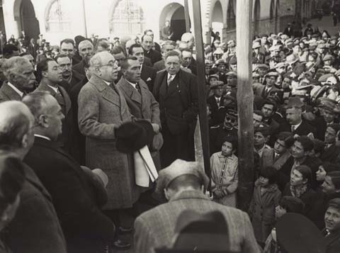 Visita oficial del president de la Generalitat Francesc Maci&agrave; i del president del govern Manuel Aza&ntilde;a a Girona. Parlament  del president de la Rep&uacute;blica espanyola en la tribuna del baluard de Sant Francesc. Porta a les mans un pergam&iacute; dibuixat pe Josep Aguilera. 1931