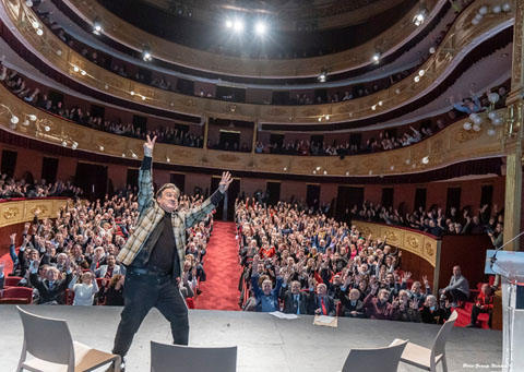 L'actor Mart&iacute; Peraferrer convidant al p&uacute;blic a fer el 'sis' dels 60 anys de la llibreria