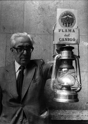 Feliu Matamala amb la Flama del Canig&oacute;. 1979