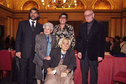 Lliurament de la distinci&oacute; Athenea Persones a la catedr&agrave;tica de llat&iacute; Dolors Condom i al fil&ograve;leg i te&ograve;leg Modest Prats, la distinci&oacute; Athenea Institucions a R&agrave;dio Girona, representada pel seu director, Jaume Serra, i el premi Ciutadania a l'activista cultural Feliu Matamala. 2009