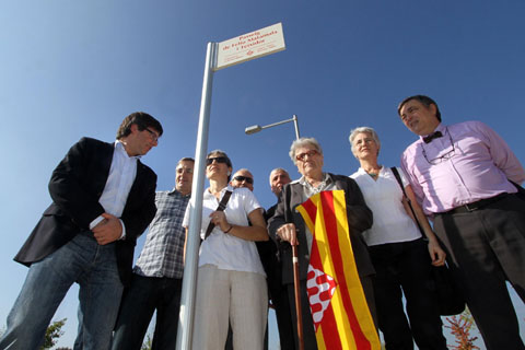 Descoberta d'una placa que dona el nom del llibreter Feliu Matamala Teixidor a un passeig del barri de Domeny, en el sector compr&egrave;s entre el carrer de Sant Gregori i el carrer Roberto Bola&ntilde;o. 2012