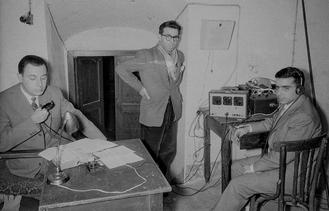 Estudis de R&agrave;dio Girona. D'esquerra a dreta, el periodista, Narc&iacute;s-Jordi Arag&oacute; i el locutor, Joan Vi&ntilde;as Bona. 1958