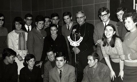 Visita del bisbe de Girona Narc�s Jubany al locutori de r&agrave;dio Girona, al carrer de la For&ccedil;a. Retrat d'un grup d'estudiants de l'Institut a l'interior del locutori. S'identifiquen, en primer terme, la segona a la dreta, la periodista Maria Jes&uacute;s Medina, i la primera a la dreta, la locutora Francina Boris. Darrera seu, Xavier Mu&ntilde:oz i Jaume Gascon. 1967
