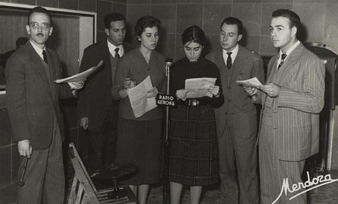 Retransmissi&oacute; d'un programa de r&agrave;dio als estudis de Radio Espa&ntilde;a de Gerona EAJ, a Girona. S'identifiquen, el primer a l'esquerra, a Josep Capella Riera, i el segon des de la dreta, Narc�s-Jordi Arag&oacute;. 1965