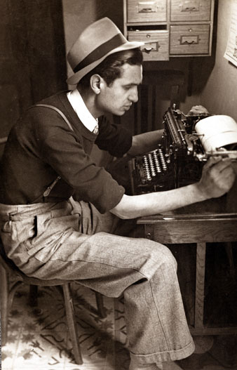 Miquel Gil escrivint a m&agrave;quina a l'interior del locutori de EAJ-38 R&agrave;dio Girona. 1939