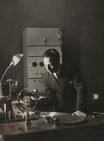 El periodista Miquel Gil fent una retransmissi&oacute; en el locutori de EAJ-38 R&agrave;dio Girona. 1939