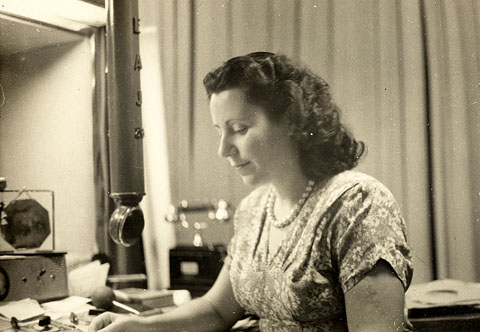 La locutora de r&agrave;dio Francina Boris fent una retransmissi&oacute; en els estudis de Radio Espa&ntilde;a de Gerona EAJ. 1948
