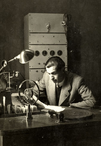 El locutor de r&agrave;dio Enric Casademont fent una retransmissi&oacute; en el locutori de EAJ-38 R&agrave;dio Girona. 1939