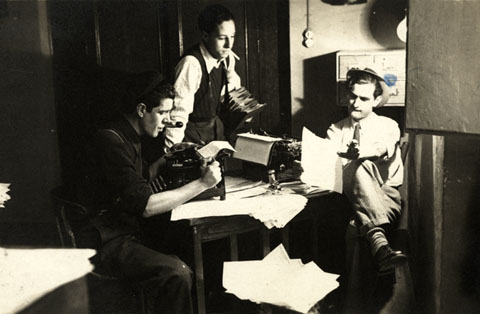 Emili Banda, director, Enric Casademont, locutor, i Miquel Gil, guionista, preparant l'emissi&oacute; en el locutori de EAJ-38 R&agrave;dio Girona. 1939