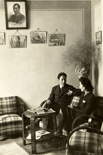 Sala d'estar del locutori de EAJ-38 R&agrave;dio Girona. S'hi observa a Enric Casademont i Am&agrave;lia Reixach asseguts. 1940