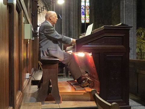 L'organista de la Catedral, moss&egrave;n Frederic Pujol, donant un concert a l'acabament de la presentaci&oacute; del projecte