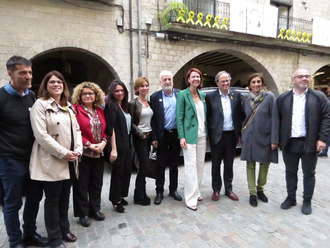Foto de grup amb el President Torra a la pla&ccedil;a del Vi