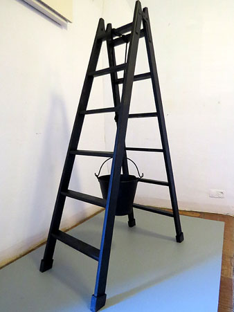 El pou de la mem&ograve;ria. 2010. Fusta, metall, corda i vidre