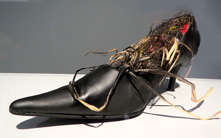 Vanitat. 2009. Cuir, palla, silicona i acr&iacute;lic