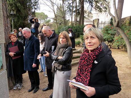 Apadrinament de l'escultura '50 anys del Diari d'Anne Frank' als Jardins del doctor Figueras