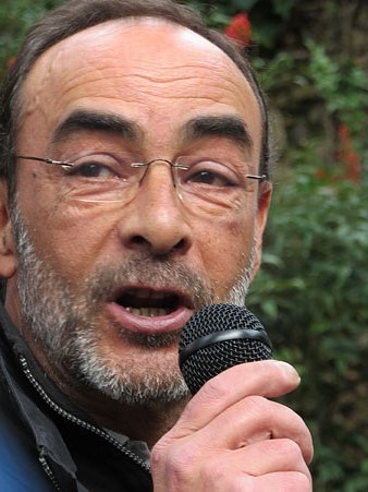 Xavier Roqueta, autor de l'escultura, durant l'esdeveniment