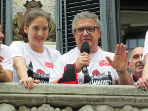 Arribada de les jugadores de l'Uni Spar Citylift a la pla&ccedil;a del Vi despr&eacute;s de proclamar-se campiones de Lliga
