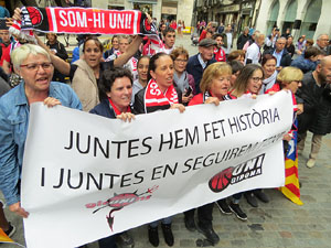Arribada de les jugadores de l'Uni Spar Citylift a la pla&ccedil;a del Vi despr&eacute;s de proclamar-se campiones de Lliga