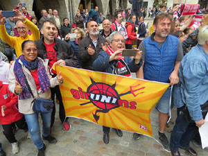 Arribada de les jugadores de l'Uni Spar Citylift a la pla&ccedil;a del Vi despr&eacute;s de proclamar-se campiones de Lliga