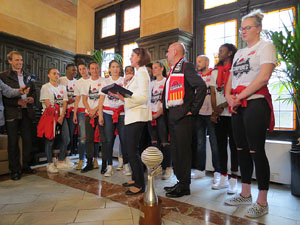 Arribada de les jugadores de l'Uni Spar Citylift a la pla&ccedil;a del Vi despr&eacute;s de proclamar-se campiones de Lliga