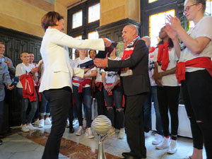 Arribada de les jugadores de l'Uni Spar Citylift a la pla&ccedil;a del Vi despr&eacute;s de proclamar-se campiones de Lliga
