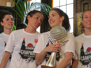Arribada de les jugadores de l'Uni Spar Citylift a la pla&ccedil;a del Vi despr&eacute;s de proclamar-se campiones de Lliga