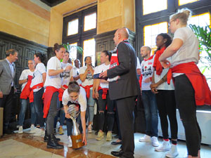 Arribada de les jugadores de l'Uni Spar Citylift a la pla&ccedil;a del Vi despr&eacute;s de proclamar-se campiones de Lliga