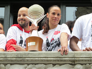 Arribada de les jugadores de l'Uni Spar Citylift a la pla&ccedil;a del Vi despr&eacute;s de proclamar-se campiones de Lliga