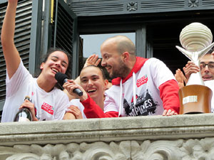 Arribada de les jugadores de l'Uni Spar Citylift a la pla&ccedil;a del Vi despr&eacute;s de proclamar-se campiones de Lliga