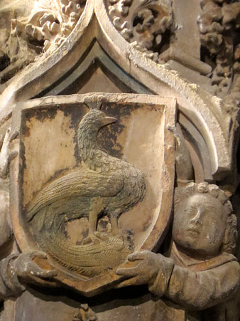 Pa&oacute; (Pavo cristatus) a l'escut del bisbe de Girona Bernat de Pau (1394-1457)