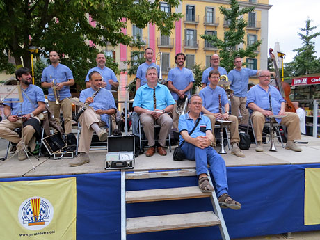 Cobla Ciutat de Girona. Al mig, el compositor de la sardana 'Per&ograve; a Girona m&eacute;s', Josep Antoni L&oacute;pez i &Aacute;lvarez