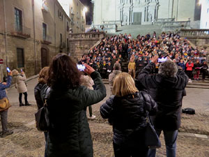 Cantada per a Ucra&iuml;na a les escales de la Catedral de Girona