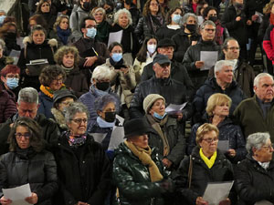 Cantada per a Ucra&iuml;na a les escales de la Catedral de Girona