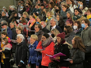 Cantada per a Ucra&iuml;na a les escales de la Catedral de Girona