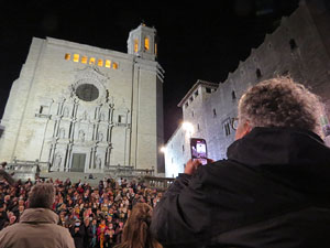 Cantada per a Ucra&iuml;na a les escales de la Catedral de Girona