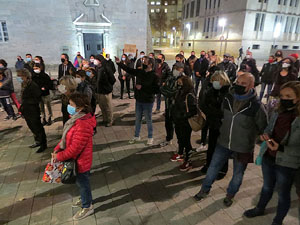 Concentraci&oacute; contra el tancament de la Cultura; davant la Casa de Cultura de Girona