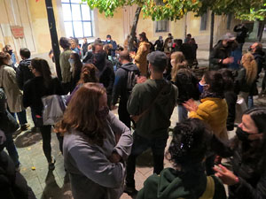 Concentraci&oacute; contra el tancament de la Cultura; davant la Casa de Cultura de Girona